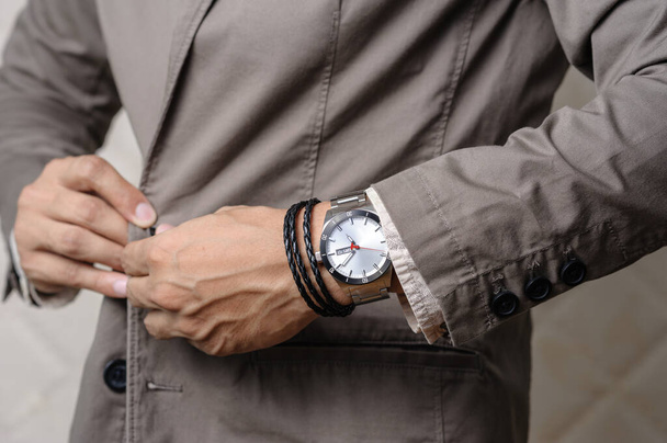 primer plano de la muñeca del hombre con pulseras y reloj de pulsera, estilo casual de los hombres accesorios. - Foto, imagen