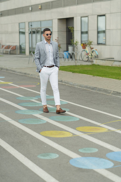 Homem de negócios urbano está de pé e à espera que os seus parceiros venham - Foto, Imagem