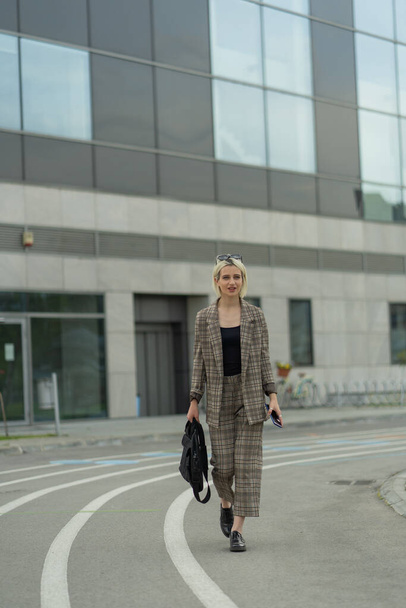 Mulher de negócios bonita está andando na frente de sua empresa - Foto, Imagem