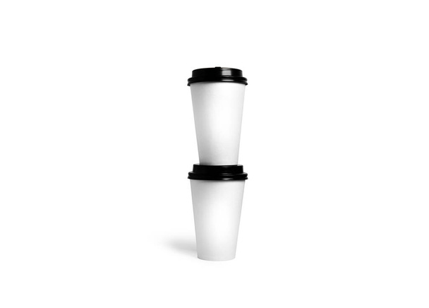 Tazas desechables blancas con tapa negra aislada sobre fondo blanco. Copas de papel. Tazas de café. Café para llevar. - Foto, Imagen