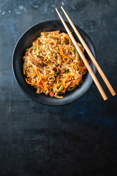 stir fried noodles with vegetables and spices on plate, close-up view - Фото, зображення