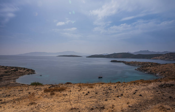 トルコのボドルム- 2020年10月:ボドルム海岸からの眺め。ボドルムはエーゲ海、トルコのリビエラに位置するトルコで最も人気のある夏の目的地の1つです。長時間露光写真 - 写真・画像