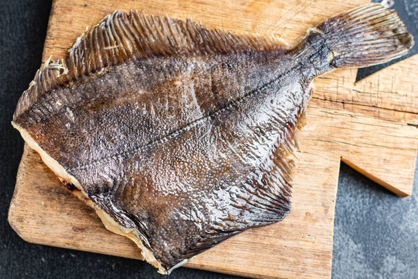 hal lepényhal nyers tenger gyümölcsei főzés második fogás egészséges összetevő étel másolása tér rusztikus élelmiszer háttér   - Fotó, kép