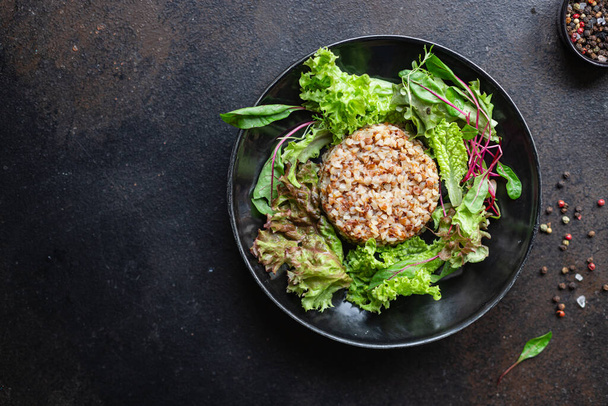 friss saláta hajdina zöld mix saláta saláta diéta vegán vagy vegetáriánus keto vagy paleo diéta étás étel snack másolja tér élelmiszer háttér rusztikus. felülnézet - Fotó, kép