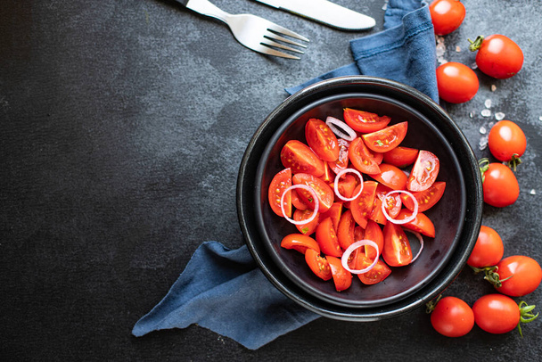 fresh tomatoes in a bowl on table. top view. - Foto, afbeelding