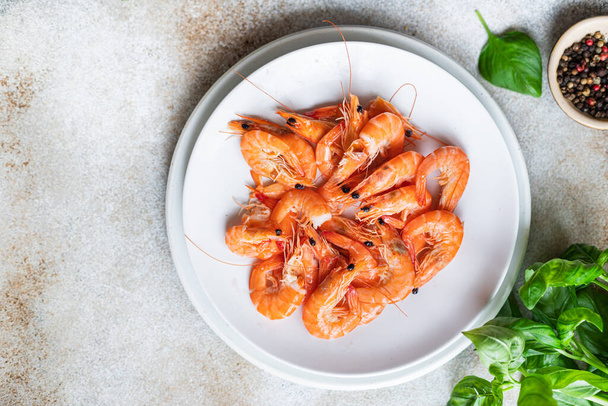 grilled shrimps with lemon and spices on a plate. top view.  - Foto, afbeelding