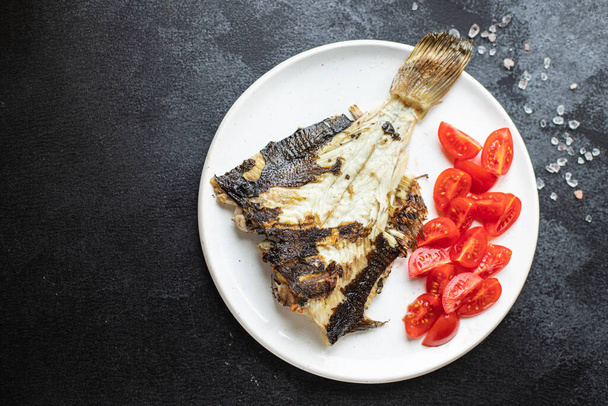 フローンダー魚のシーフードスナックトレンド食事ペセタリアン食ベジタリアンフードコピースペースフード背景素朴な。トップビューケトかパレオ   - 写真・画像