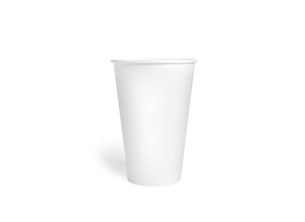Bílý jednorázový šálek izolovaný na bílém pozadí. Papírový šálek. Kávový šálek.  - Fotografie, Obrázek