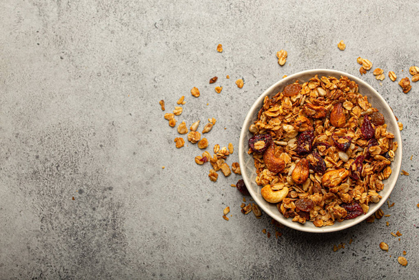Gezonde zelfgemaakte ontbijt granola in kom bovenaanzicht kopieerruimte - Foto, afbeelding