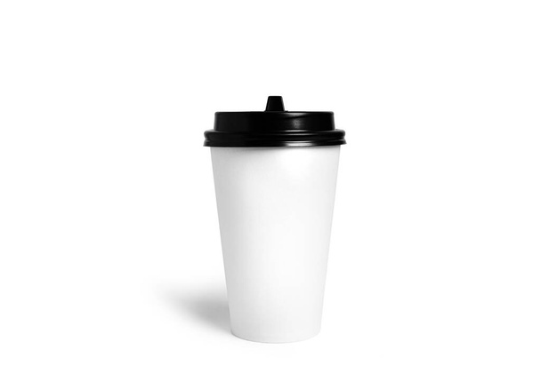 Taza desechable blanca con tapa negra aislada sobre fondo blanco. Taza de papel. Café. Café para llevar. - Foto, Imagen