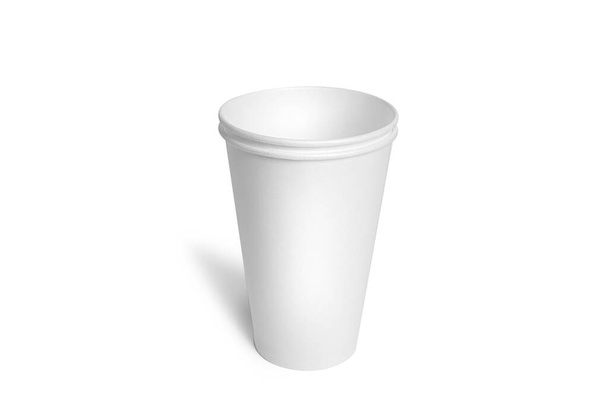 白い背景に分離された白い使い捨てカップ。紙コップ。コーヒーカップ.  - 写真・画像