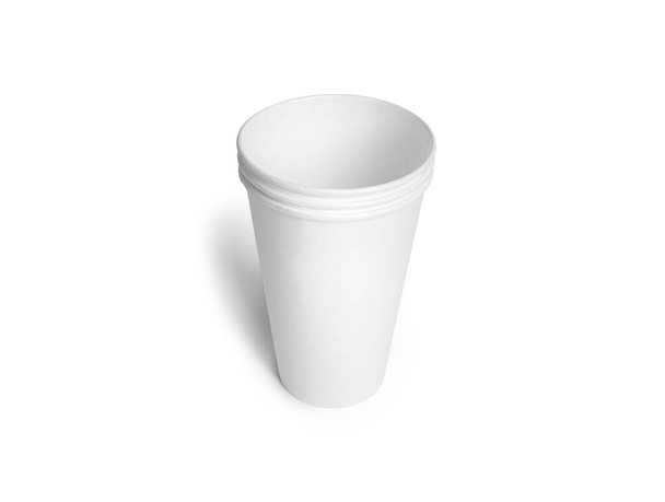 Tazas desechables blancas aisladas sobre un fondo blanco. Copas de papel. Tazas de café.  - Foto, Imagen