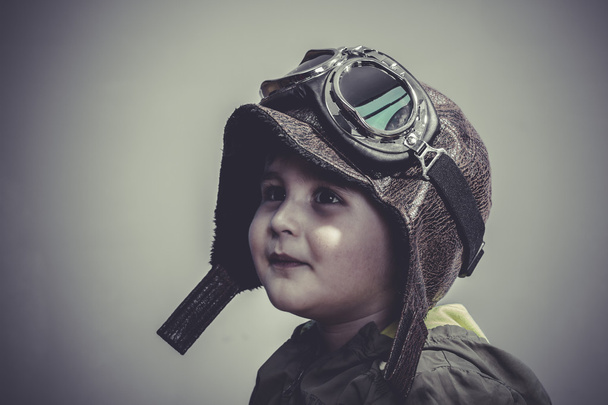 Child dressed in aviator hat and goggles - Foto, Bild