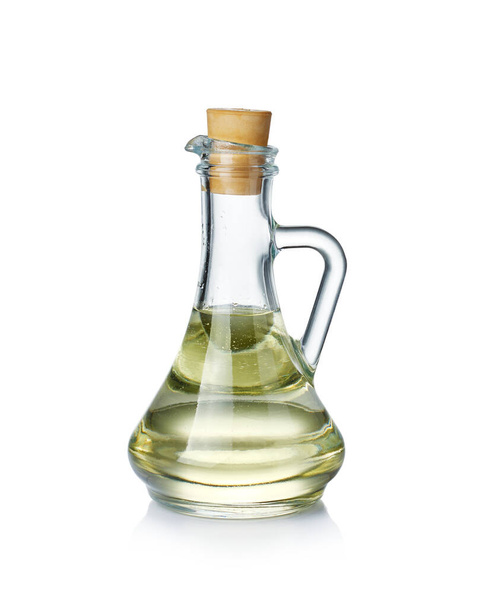 Соняшникова олія в скляній пляшці ізольована на білому тлі
. - Фото, зображення
