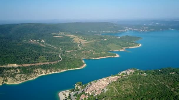 Lago de Sainte-Croix en el Parque Natural Regional del Verdon en Francia desde el cielo - Imágenes, Vídeo