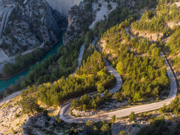Festői Curvy Road és Great Dam on Oymapinar lake, Mountain and Forest Törökországban - Green Canyon in Oymapinar Mount area at Manavgat, Antalya, Törökország. - Fotó, kép