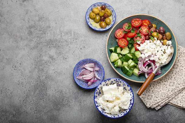 Sebzeli Yunan salatası ve beyaz peynir. - Fotoğraf, Görsel