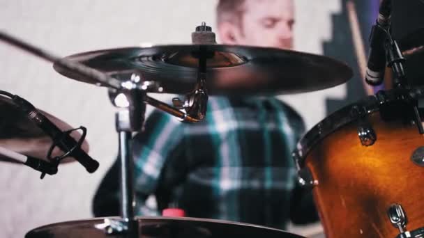 Inspirovaný muž v kostkované košili hraje na bubny - Záběry, video