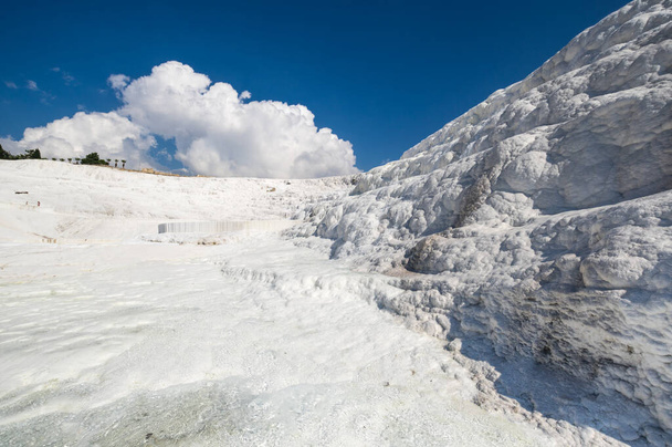 Thermal springs of Pamukkale with terraces and natural pools in Denizli in southwestern Turkey - Fotoğraf, Görsel