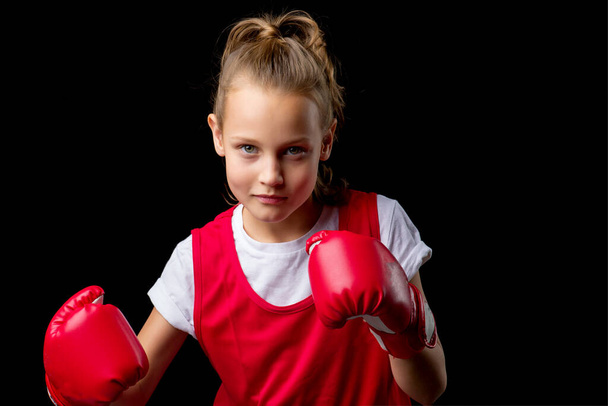 Menina adolescente desportiva fazendo exercícios de boxe - Foto, Imagem
