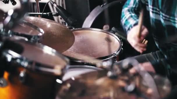 Mladý člen hudební skupiny hraje na bicí v nahrávacím studiu - Záběry, video