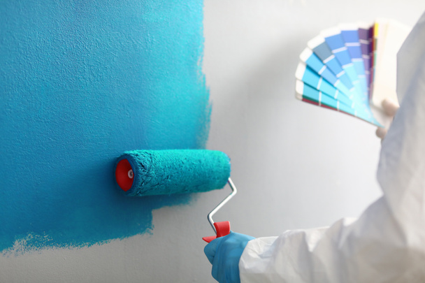 Master maalari pitää käsissään väripaletti sävyjä sininen - Valokuva, kuva