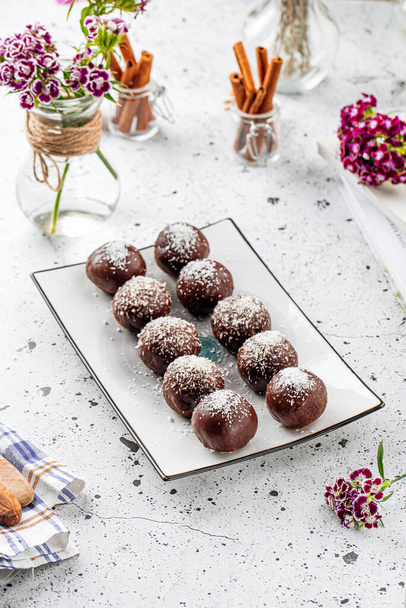 Piatto di palline di cioccolato dolce con cocco - Foto, immagini