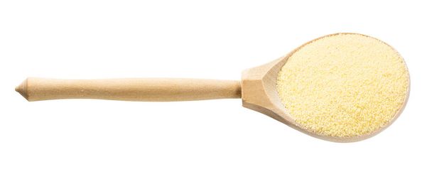 dřevěná lžíce s tepelně neupravené pšenice tvrdé semolina izolované na bílém pozadí - Fotografie, Obrázek