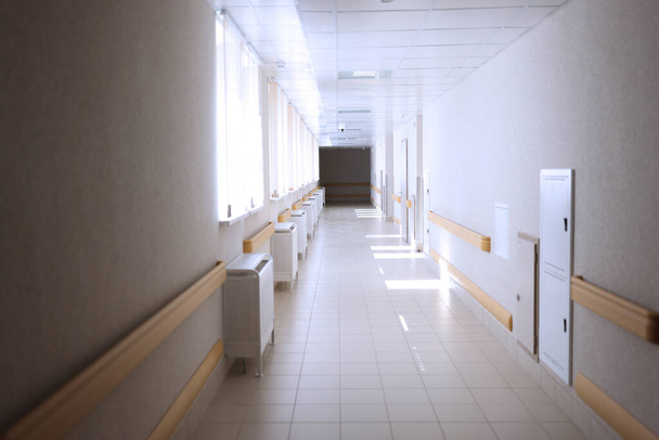 Światło pusty przestronny korytarz w placówce medycznej - Zdjęcie, obraz