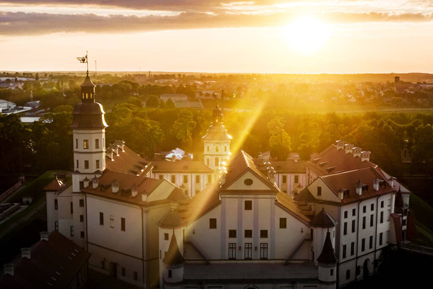 Keskiaikainen linna auringonlaskun aikaan. Matkustaa Valko-Venäjällä, Nesvizh - Valokuva, kuva