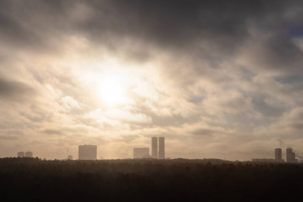 smog da manhã sobre o parque da cidade e casas urbanas no horizonte - Foto, Imagem