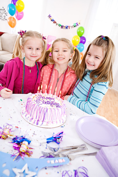 Aniversário: Meninas prontas para bolo de aniversário
 - Foto, Imagem