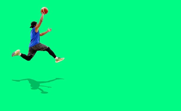 Aasian koripalloilijat hyppäävät värillisellä taustalla - Valokuva, kuva