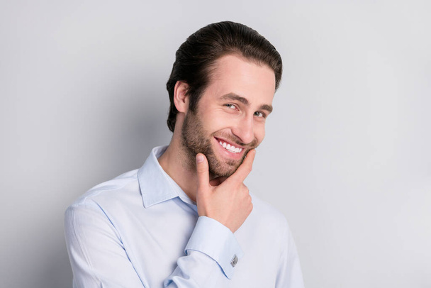 Foto portrét přemýšlivý úsměv dotýkající se brady podnikatel na sobě formalwear izolované šedé pozadí - Fotografie, Obrázek