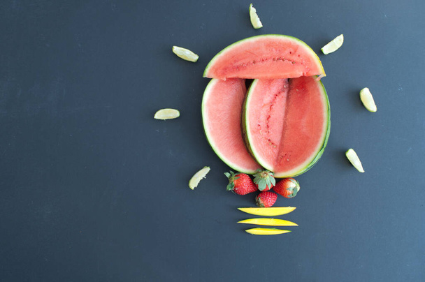 Concepto de ideas de comida saludable, bombilla hecha con sandía, mango, fresas y lima - Foto, Imagen