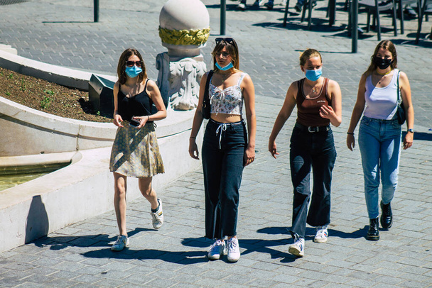 ランスフランス2021年5月31日フランスを襲ったコロナウイルスの流行の間、ランスの通りを歩く女性 - 写真・画像