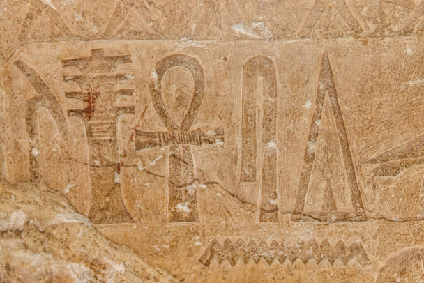 Jeroglíficos egipcios antiguos tallados en la pared de piedra - Foto, Imagen