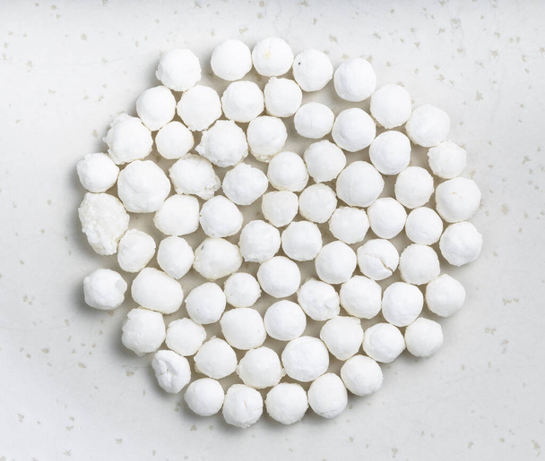 pile de perles de tapioca brut près sur plaque de céramique grise - Photo, image