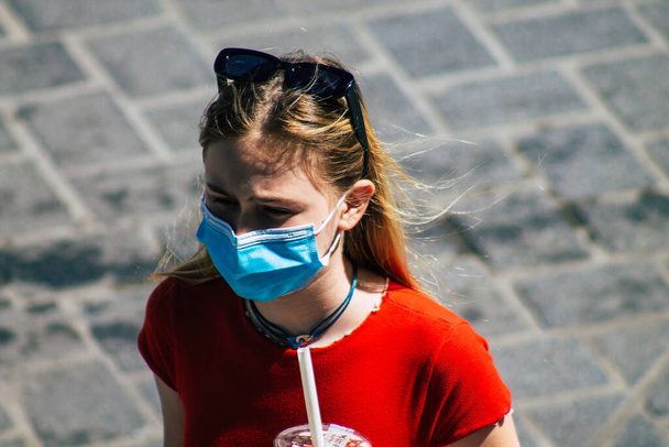 Реймс Франція 31 травня 2021 Жінка, що гуляла вулицями Реймса під час спалаху коронавірусу, вдарила Францію. - Фото, зображення