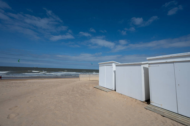 Cabanas de praia brancas em praias de areia amarela na pequena cidade belga Knokke-Heist, destino de férias de luxo, férias de verão - Foto, Imagem