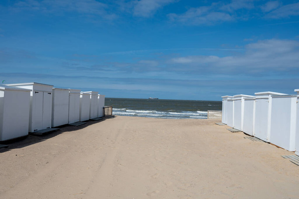 Bílé plážové chaty na žlutých písečných plážích v malém belgickém městečku Knokke-Heist, luxusní prázdninové destinace, letní dovolená - Fotografie, Obrázek