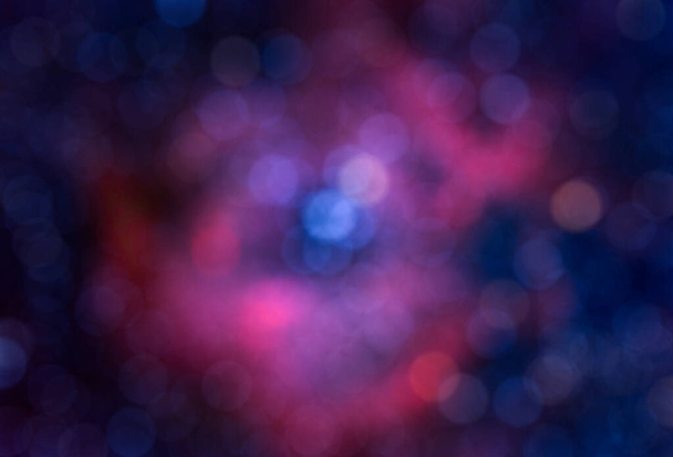 Θολή αφηρημένη υφή φόντου σε κόκκινο μπλε και μωβ και κομψό για τα Χριστούγεννα. Μαγική ιδέα. Αφηρημένο φόντο με bokeh αποτέλεσμα - Φωτογραφία, εικόνα