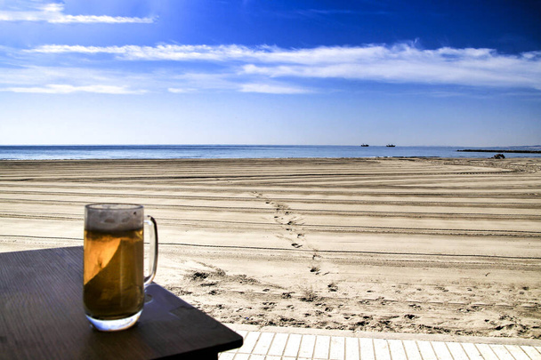 Kylmä olut terassilla rantabaari Santa Pola, Alicante, Espanja - Valokuva, kuva