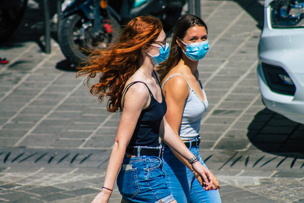 Reims Francie červen 01, 2021 Žena procházky v ulicích Remeš během epidemie koronaviru bít Francii - Fotografie, Obrázek