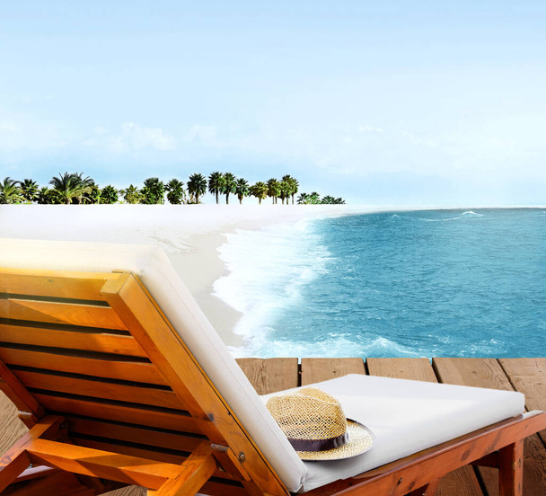 Пляжний куточок на дерев'яній терасі на пляжі з красивою морською лагуною і пальмами
 - Фото, зображення
