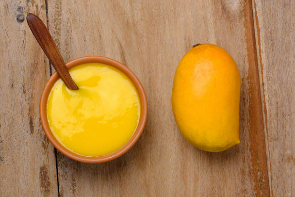 Mangový džus nebo koktejl v misce - Fotografie, Obrázek