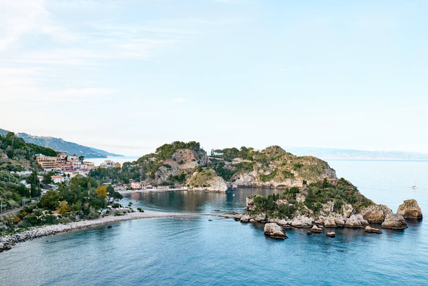 Isola Bella sziget közel Taormina, Szicília, Olaszország Gyönyörű kis sziget, körülvéve a Jón-tenger azúrvizeivel. Szépség Szicíliában, mint turisztikai attrakció. A Földközi-tenger évszaka. - Fotó, kép