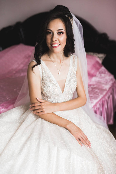Beautiful luxury bride in elegant white dress - Φωτογραφία, εικόνα