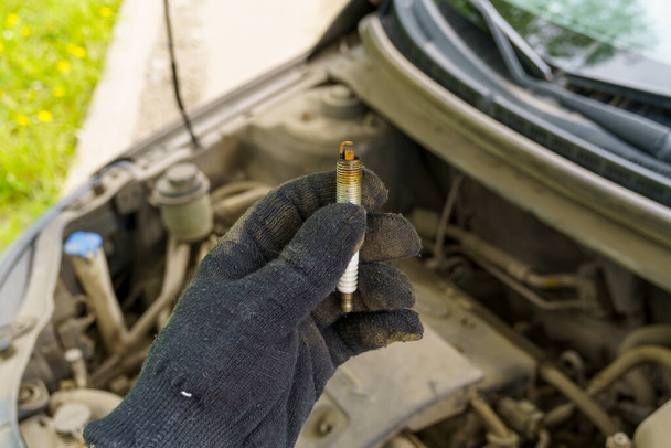 Comprobación del sistema de encendido y sustitución de bujías en el mantenimiento del coche - Foto, Imagen