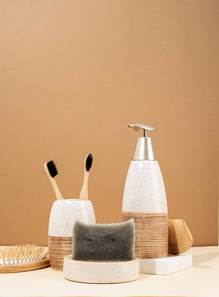 Natuurlijke cosmetica in beige tinten. Handgemaakte zeep, houten borstels en bamboe tandenborstels - Foto, afbeelding